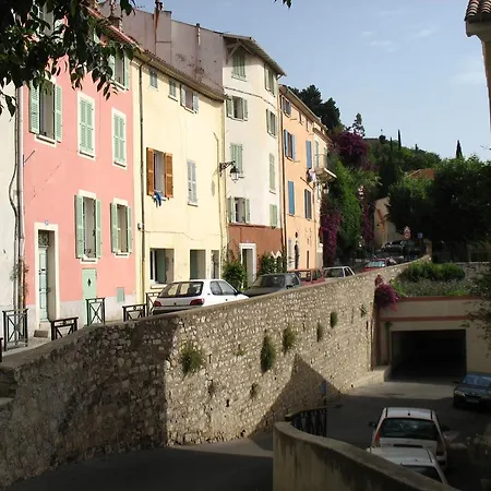Le Barbacane Apartment *
